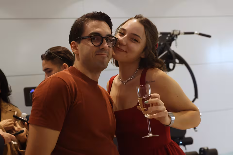 Two guests with champagne